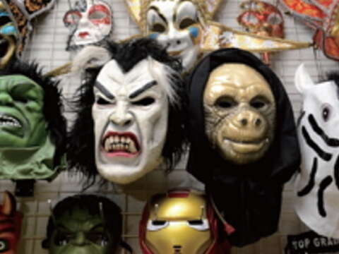 歡樂或是恐怖效果的面具通通可以在租借服飾店找到。（攝影／吳金石）