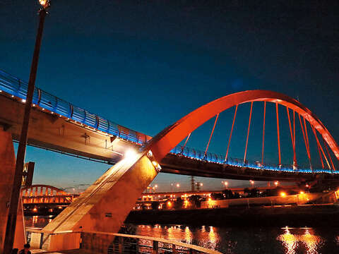 只要步行就能抵達夜色優美的彩虹橋。(攝影／吳靖雯)