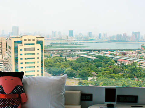 citizenM酒店的旅客可同時看見淡水河景及市區景色。（攝影／蔡敏姿）