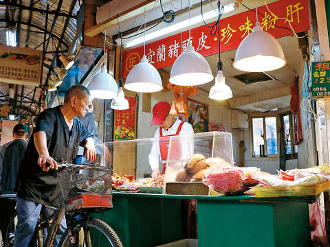 日本時代就建好的新富市場，是台北市古蹟級傳統市場，熟食充滿台灣味。（攝影／林煒凱）