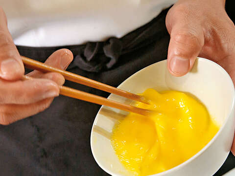 3.再取一全蛋跟一顆蛋黃混合，攪勻蛋液備用。（攝影／林煒凱）
