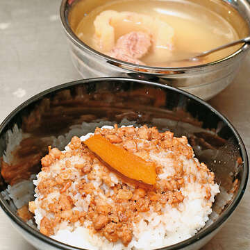 一碗口福魯肉飯搭配招牌苦瓜排骨湯，只要銅板價。（攝影／林煒凱）