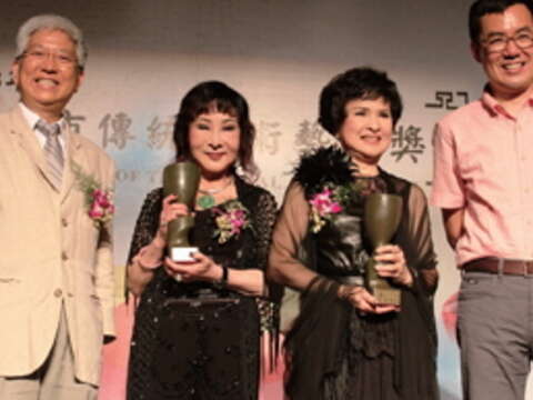 小明明（左二）和王金櫻（右二）致力於歌仔戲的薪傳工作，獲頒「臺北市傳統藝術藝師獎」可謂實至名歸。（圖／臺北市政府文化局提供）
