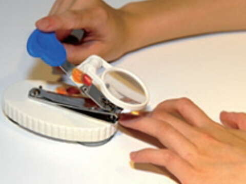 合宜輔具中心展示各種輔具，附有放大鏡的指甲剪方便年長者修剪指甲。（許宜容攝）