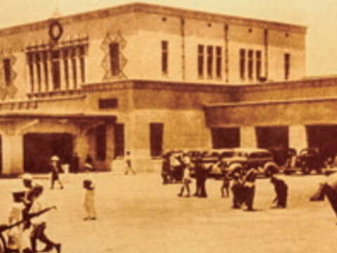穿越至一九三○年代的舊臺北車站，當時站前最常見的交通工具便是人力車。（翻攝自臺北市文獻委員會典藏照片）