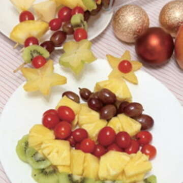 多買幾種不同顏色的水果，就能做出鮮豔又有主題的水果盤，讓客人印象深刻。（葛晶瑩攝）
