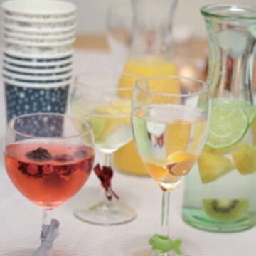 白開水加上水果、軟糖就很清爽香甜；而杯子上繫上緞帶，就不怕客人拿錯杯子。（葛晶瑩攝）