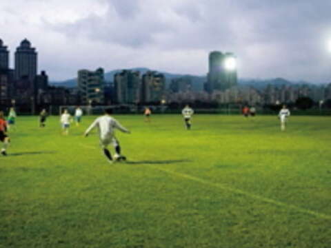 河濱公園的公有球場設有夜間照明，歡迎民眾隨時來此切磋球技。（許斌攝）