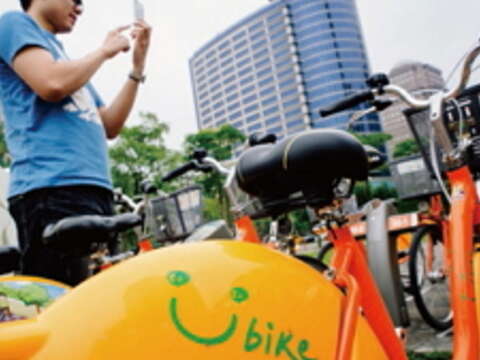 微笑单车补足市区大众运输系统的最後一哩路，已成为民众生活中不可或缺的依赖。（许斌摄）