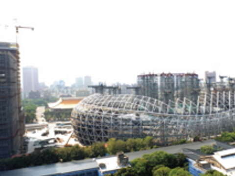 興建中的台北巨蛋，已可看見壯觀的蛋型結構，屆時二○一七年世大運的開閉幕式都將在此舉行，令人引領期待。