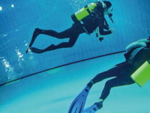 南港運動中心設有室內潛水池，不必遠赴天涯海角，在市民運動中心就能安心練習潛水。（許斌攝）