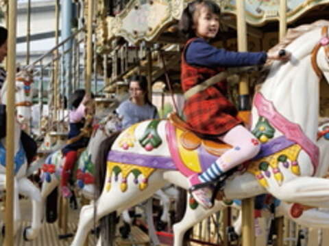 兒童育樂中心的旋 轉木馬是許多人童年的美好回憶。（楊智仁攝）