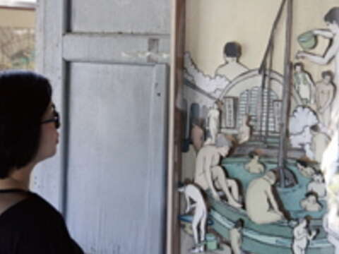 員工澡堂以具生命力的文字搭配插畫家桑德的畫作，重現臺鐵老員工的故事。（許宜容攝）