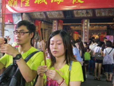 上海小情侶藉著七夕，特地到城隍廟還願，祈求甜蜜幸福一輩子。（Nat& Hiro攝）