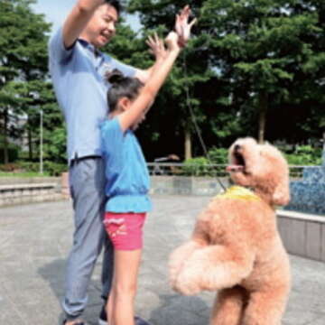 馴犬師熊爸的女兒會跟著爸爸四處教課，充當起動物行為訓練小助教。（吳金石攝）