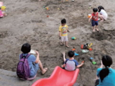 公園裡的沙坑，隨處可見小朋友在這裡鏟沙、堆沙堡，是孩子們的遊戲天堂。（郭鳳孝攝）