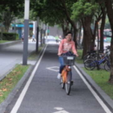 騎乘YouBike微笑單車，環保又時尚。（王能佑攝）