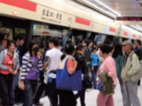 臺北捷運四通八達，讓許多開車族也加入綠色運具的環保行列（王能佑攝）