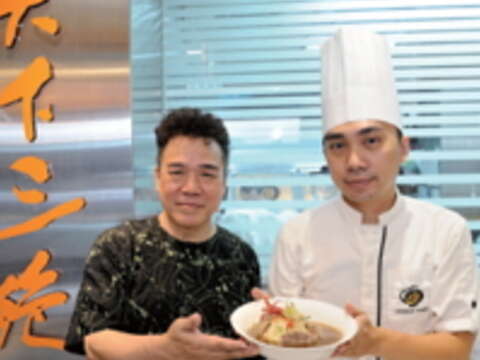 吳贊浩（左）和吳奇澤父子合作烹飪出五星級牛肉麵，大受好評。（郭鳳孝攝）