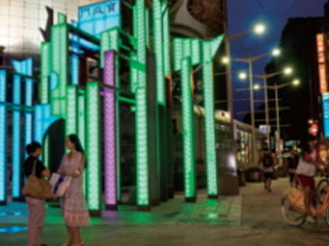 若遇特殊節日，西門打上彩色燈光，成為西門町最亮眼的裝置藝術。（許斌攝）