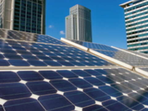 太陽光發電系統， 提供市政大樓即時用電效益。（許斌攝）