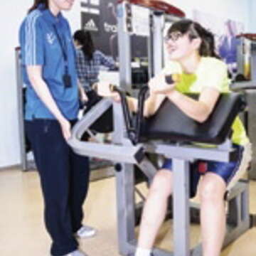 運動中心健身房的 管理員也是健身教練，運動問題都能請教他們。