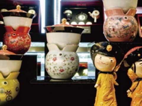 透過開發擬人化造型的小乾隆茶器和太子與太子妃公仔等文創商品，讓傳統文化平易近人。