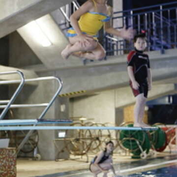 松山運動中心的泳池夠深，來此跳水，可以享受從跳板上一躍而下的舒暢快意。