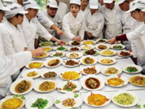 職能發展學院的中餐烹調課程深受歡迎，許多懷抱餐飲熱情的人在此覓得登門磚。（廖碩文攝）