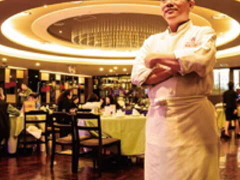 中年轉業的謝鴻碩如今已是台北福華飯店的中餐廚師。（廖碩文攝）