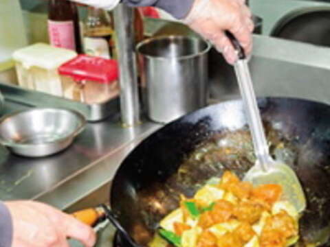 中餐烹調課程讓學員不斷練習，從實作料理中吸取經驗。（廖碩文攝）