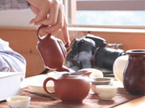 品飲南港聞名的包種茶，享受世外桃源的優閒靜好。（王能佑攝）