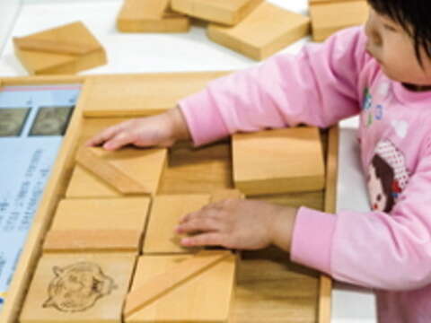 張世宗也為中山親子館設計了視障兒童可以玩的「關虎入籠」。（許斌攝）