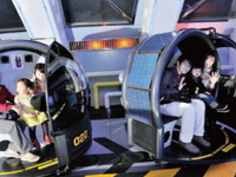 天文館的宇宙探險車帶領親子展開刺激又夢幻的星際之旅。（郭鳳孝攝）