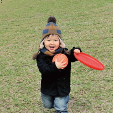天氣晴朗的日子裡，小朋友在大湖公園嬉戲，歡樂滿溢。（郭鳳孝攝）