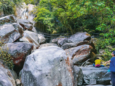 圓覺寺瀑布瀑如其名，在享受沁涼之際，也略有修行般的體悟。（攝影／李智為）