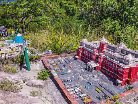 鯉魚山步道登山口兩側，可見劉老先生花了15年雕塑而成的「小人國」。（攝影／李智為）