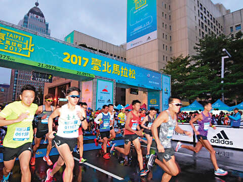 每年年底舉辦的台北馬拉松參與者眾多，熱情滿溢台北城。（圖／台北市體育局提供）