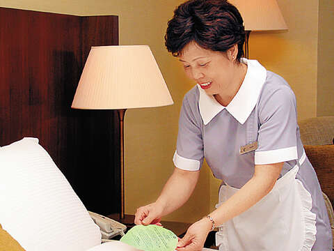 飯店房務人員會放置環保卡於房間內，讓房客可以自行選擇是否更換寢具。（圖／台北晶華酒店提供）