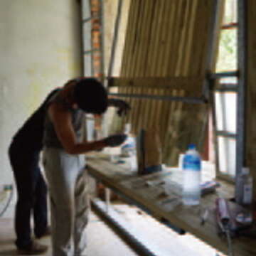 學生們化身為木工、鐵工，親手改造老屋。（圖／URS27M提供）