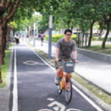 在自行車道上騎乘YouBike，不與行人爭道，享受專屬行車空間。（攝影／王能佑）