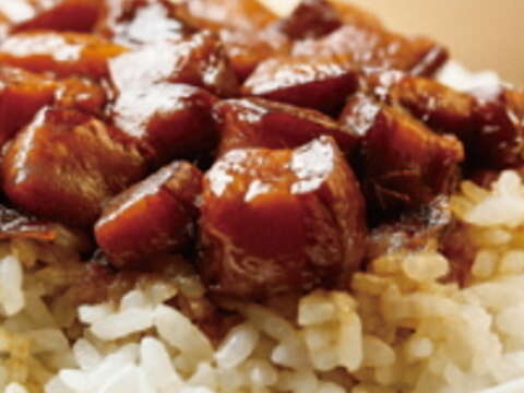 台南滷三塊的肉燥飯講究細節，先炒再滷，直至皮、肉、油融合得柔嫩黏稠。（攝影／楊智仁）