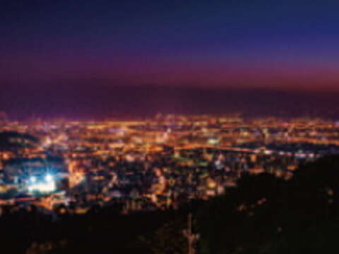 文化大學宿舍後方的情人坡可俯瞰大臺北地區的壯麗夜景，被譽為一生一定要去一次的約會地點。（攝影／廖碩文）
