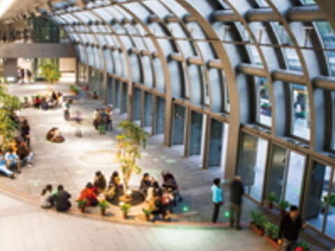 捷運大安森林公園站的陽光大廳空間寬闊且透光性佳，已蔚為臺北觀光休閒的新亮點。（許斌攝）