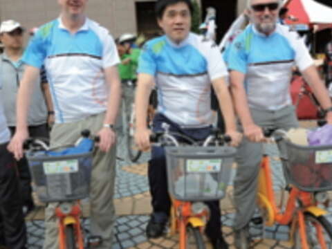 臺北市市長郝龍斌（中）與ECF主席Manfred Neun（右）及秘書長Bernhard Ensink（左）一同騎乘小小黃。（攝影／劉佳雯）