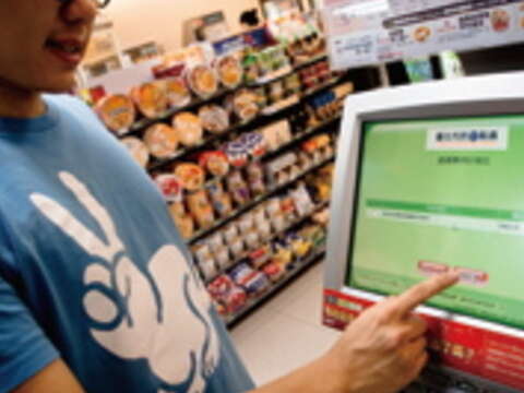 「臺北巿民e點通」提供在超商就能下載列印或辦理的服務。（攝影／許斌）