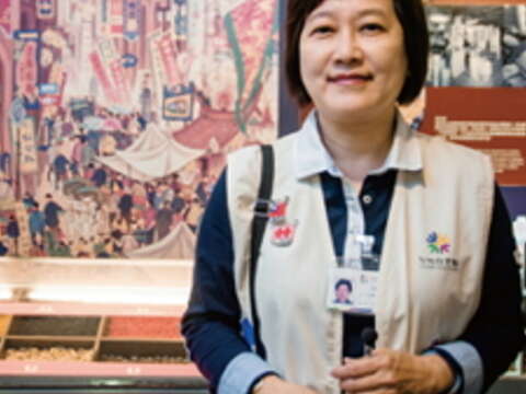 台北探索館導覽志工胡怡珍，對臺北市的歷史與特色如數家珍。（攝影／許斌）
