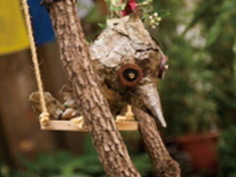 大樹上一隻大嘴鳥裝飾盪著鞦韆，景象饒富趣味。（攝影／JackRabbit）