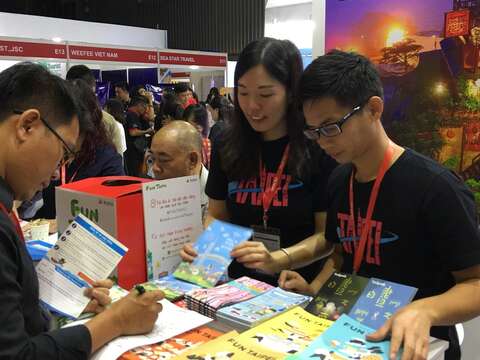 臺北市政府以越南文、英文及中文版等各種語言版之地圖及文宣品，在旅展會場中向當地旅遊業者及民眾推薦FUN_TAIPEI。