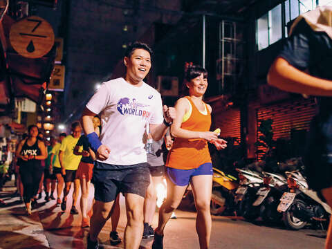 街頭路跑每週四夜晚在台北登場。（圖／胡杰提供）